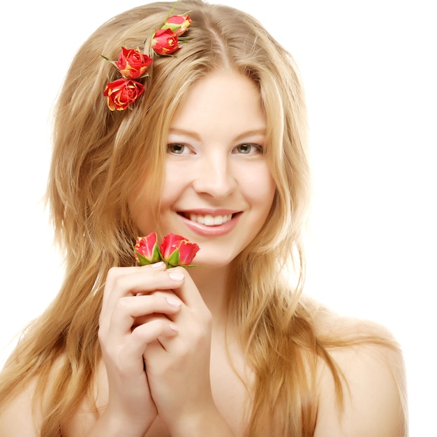 Hermosa mujer con rosas en el cabello