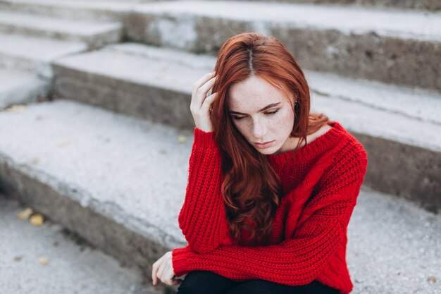 Hermosa mujer de rostro natural pecas casual retrato femenino estilo de vida belleza niña