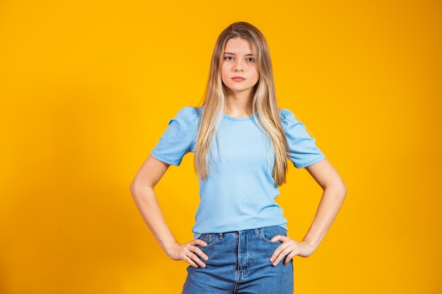 Hermosa mujer rubia aislada sobre fondo amarillo.