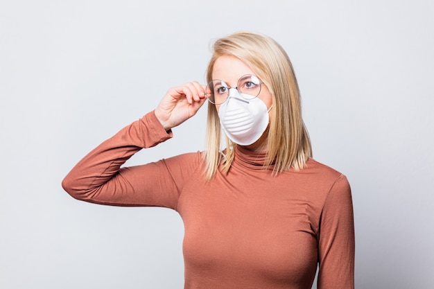 Hermosa mujer rubia en gafas y mascarilla