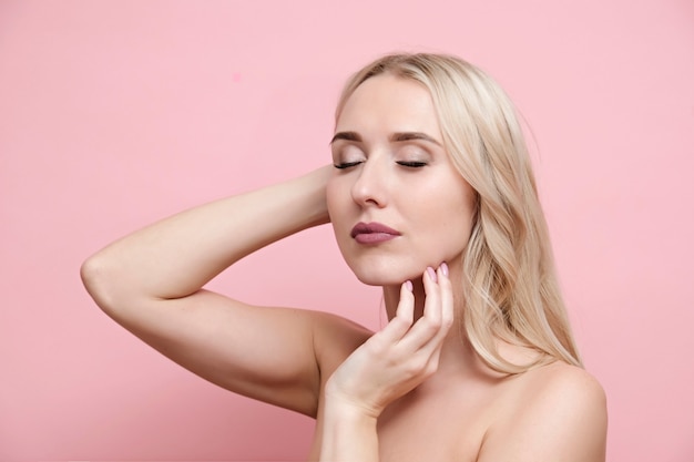 Hermosa mujer rubia con hombros desnudos. Concepto de belleza, cosmética, spa y cuidado de la piel.