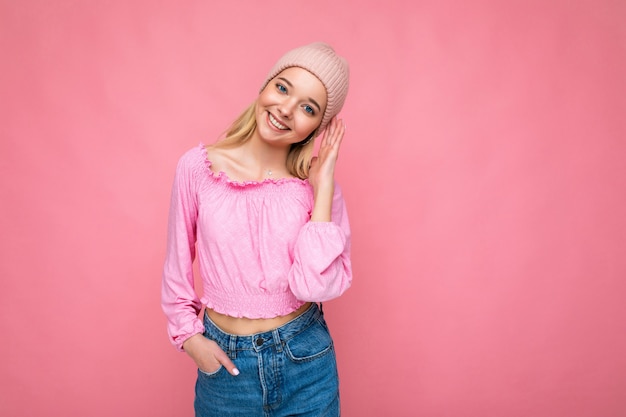 Hermosa mujer rubia joven feliz positiva aislada sobre la pared de colores de fondo vistiendo casual