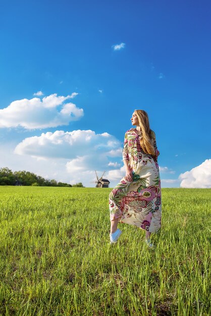 Hermosa mujer rubia joven con el pelo largo en la aldea étnica al aire libre ucraniana en Kiev, Ucrania