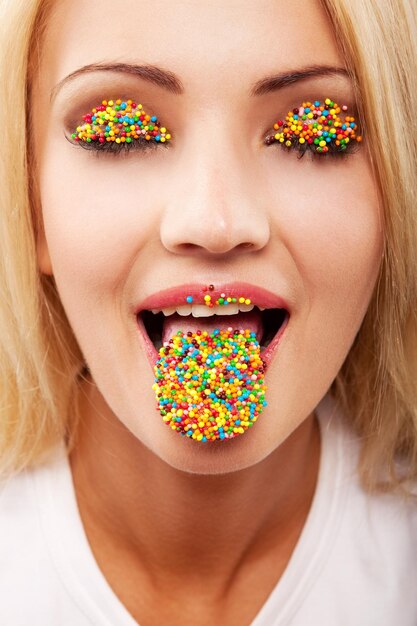 Hermosa mujer rubia con maquillaje de Pascua brillante