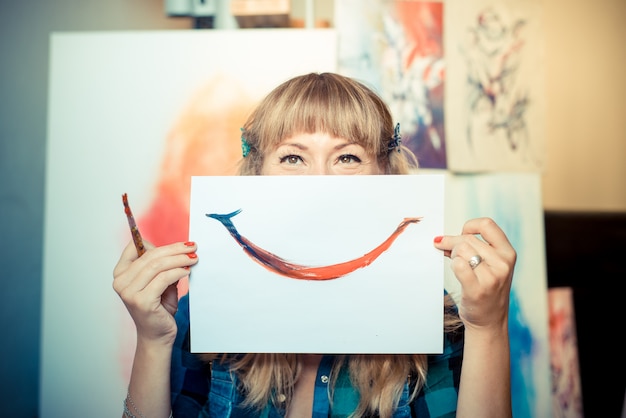 hermosa mujer rubia pintor sonriendo