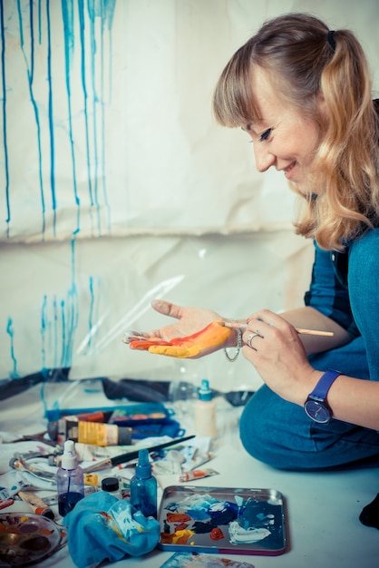 hermosa mujer rubia pintor