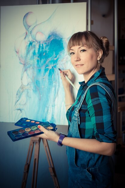 Foto hermosa mujer rubia pintor