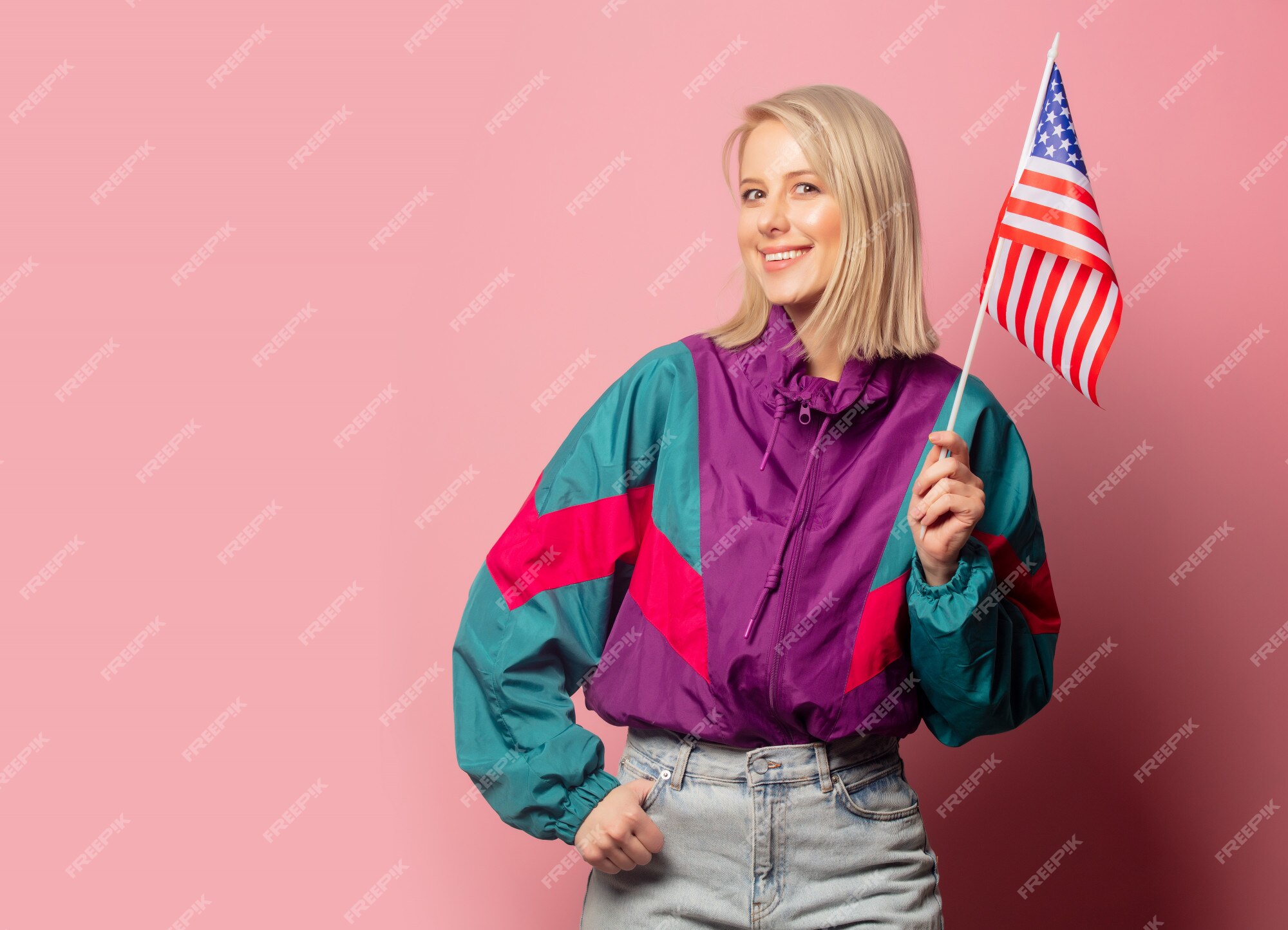 Hermosa mujer rubia en ropa de los años 90 la bandera unidos | Foto Premium