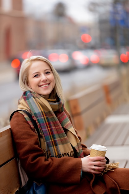 Hermosa mujer rubia con taza de café