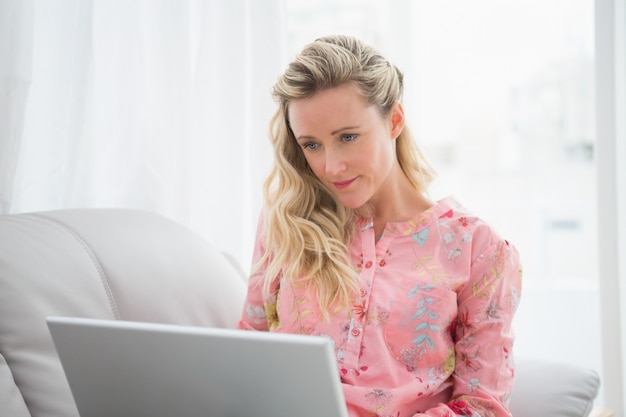 Hermosa mujer rubia usando laptop