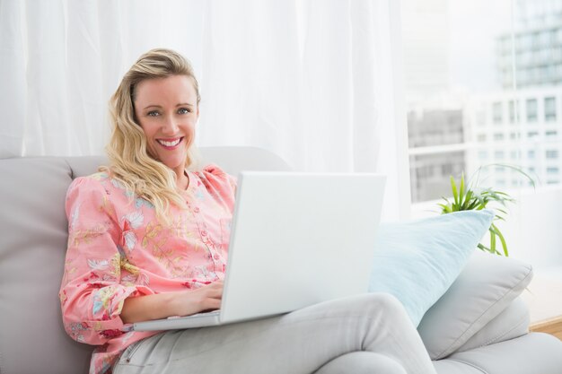 Hermosa mujer rubia usando laptop