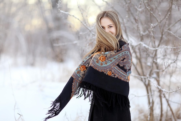 Hermosa mujer rusa en una bufanda en invierno