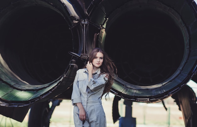 Hermosa mujer rusa en moda militar