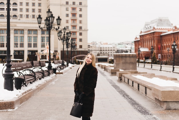 Hermosa mujer rusa en la Plaza Roja de Moscú
