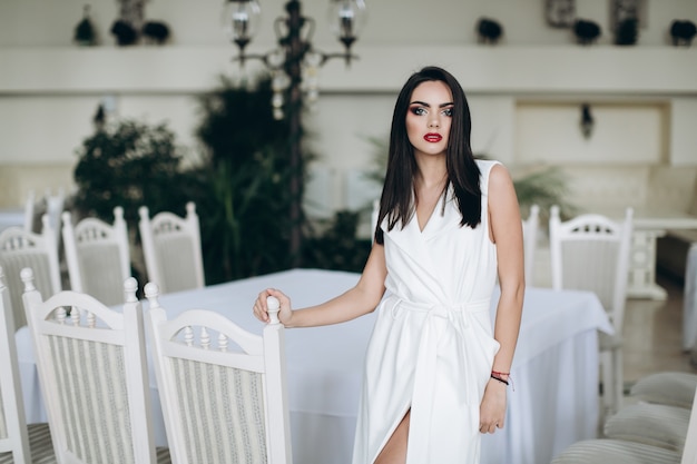 Hermosa mujer en sala de banquetes