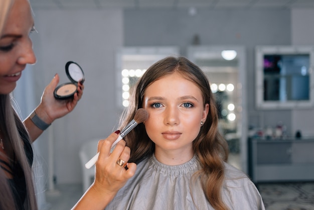 hermosa mujer en el salón de maquillaje