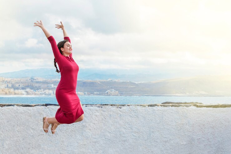 Hermosa mujer saltando de alegría