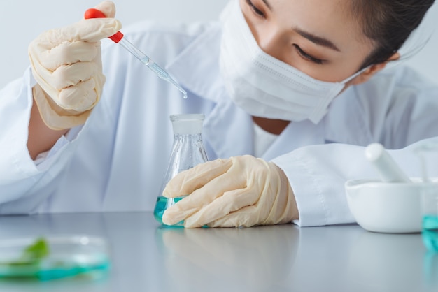 Hermosa mujer sana preparando cosmética natural