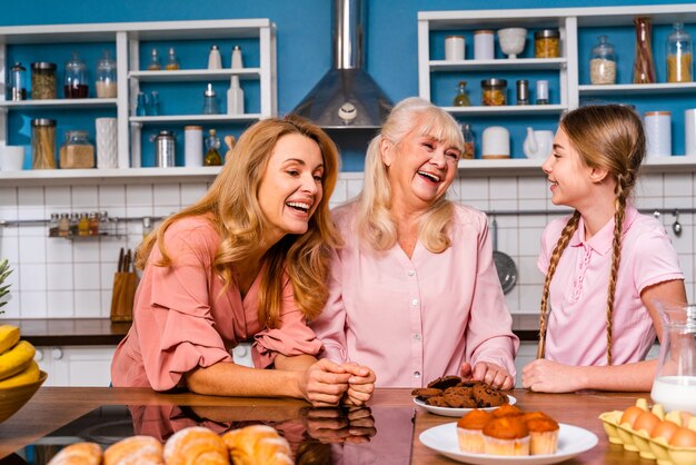 Hermosa mujer senior y familia bakin en la cocina