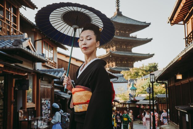 Hermosa mujer senior japonesa caminando en el pueblo. Estilo de vida tradicional japonés típico