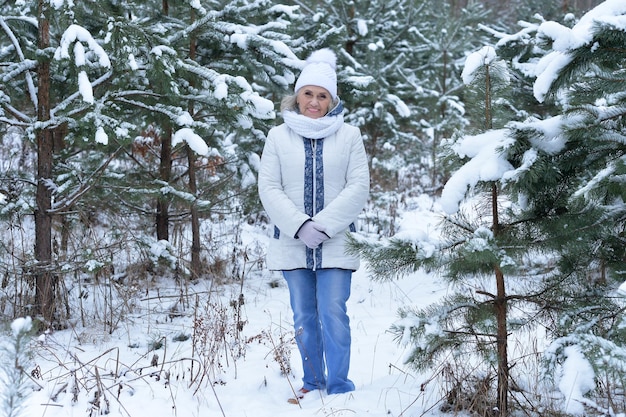 Hermosa mujer senior posando al aire libre en invierno