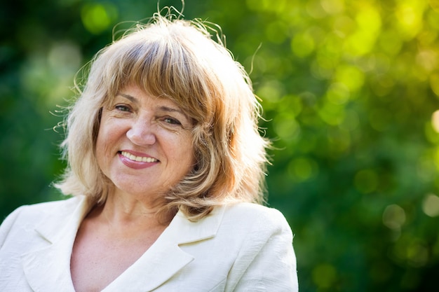 Hermosa mujer senior sonriendo en un parque