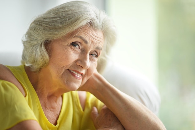 hermosa mujer senior