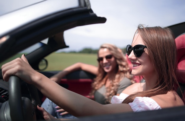 Hermosa mujer sentada en cabriolet