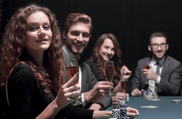 Hermosa mujer sentada en una mesa en un casino