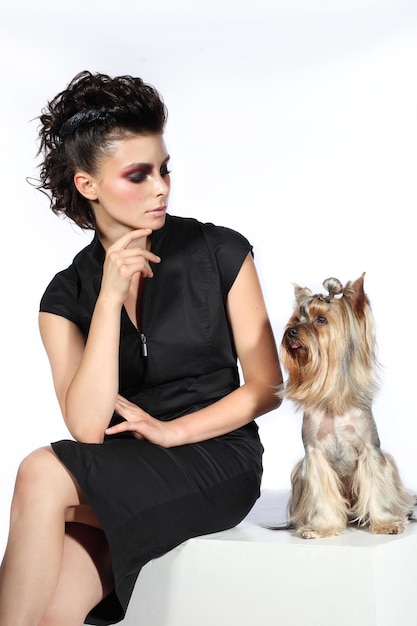 Hermosa mujer sentada con un perrito Señora encantadora