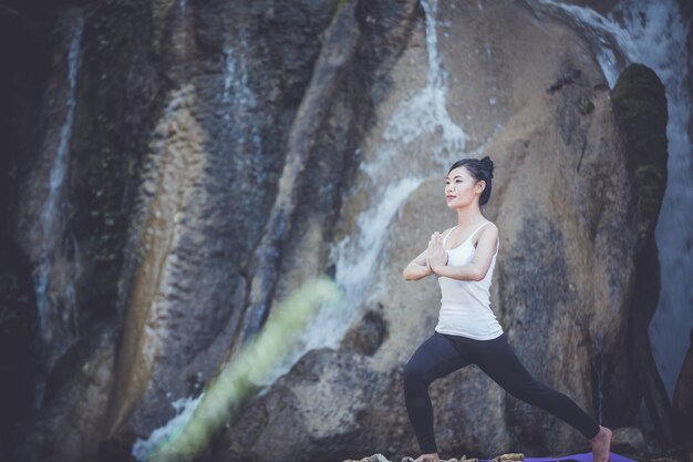 Hermosa mujer sentada y practicando yoga.