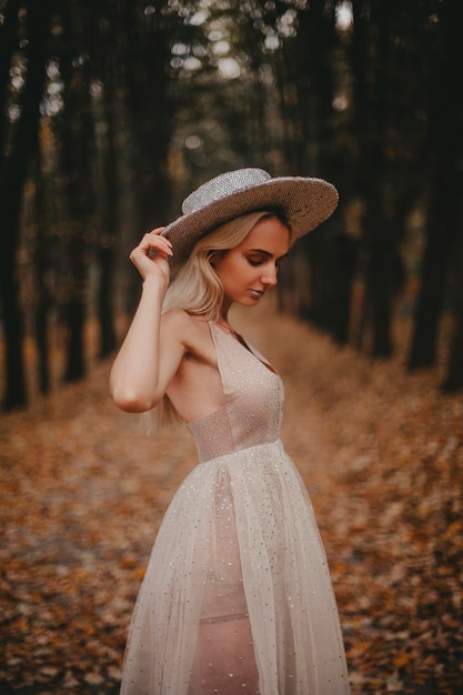 Hermosa mujer en sesión de fotos de otoño