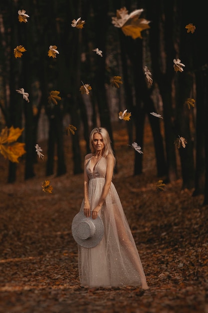 Hermosa mujer en sesión de fotos de otoño