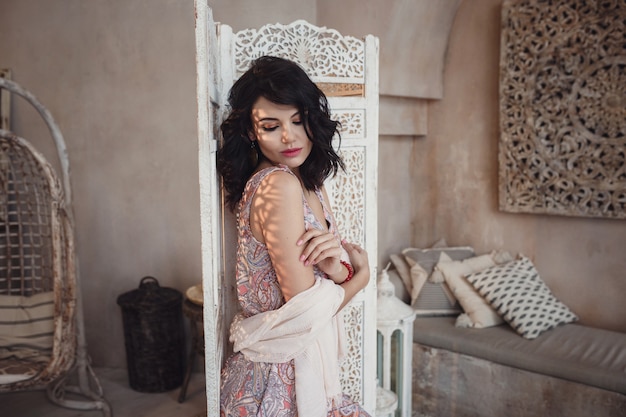 Hermosa mujer sexy morena pelo estilo oriental árabe muebles marruecos