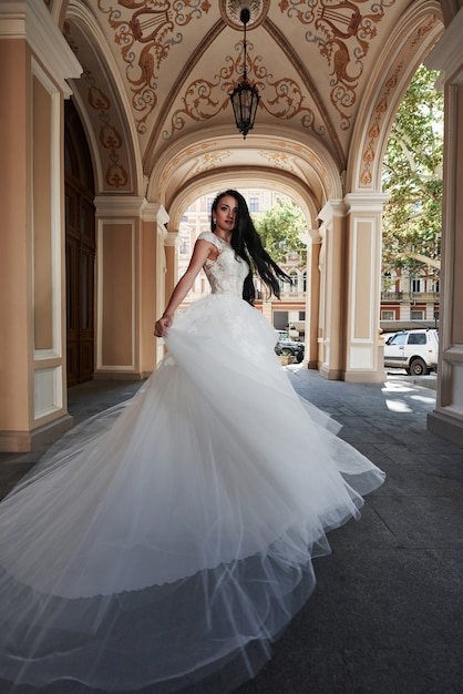 Hermosa mujer sexy en un vestido de novia en un castillo encantador.