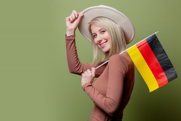 Hermosa mujer con un sombrero con la bandera de Alemania