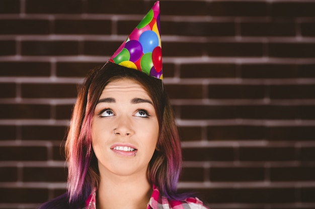 Hermosa mujer con sombrero de fiesta