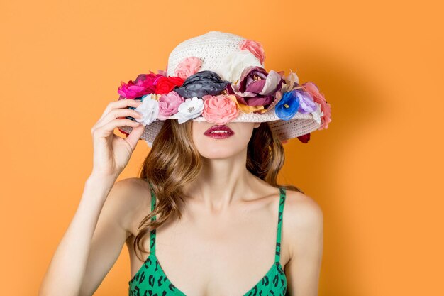 Hermosa mujer con sombrero floral