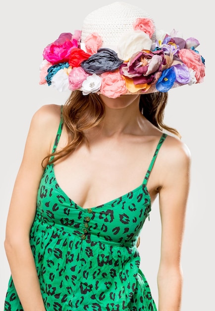 Foto hermosa mujer con sombrero floral