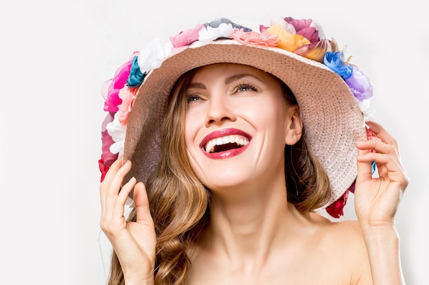 Hermosa mujer con sombrero floral