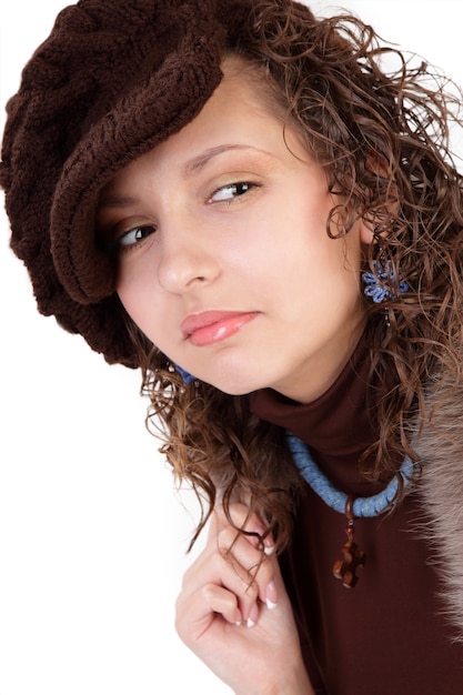 Hermosa mujer con sombrero de invierno aislado sobre un fondo blanco.