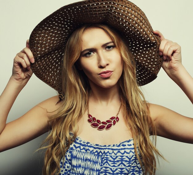 Hermosa mujer con sombrero de paja de verano