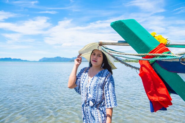 Hermosa mujer con un sombrero y relajante en el mar en el verano