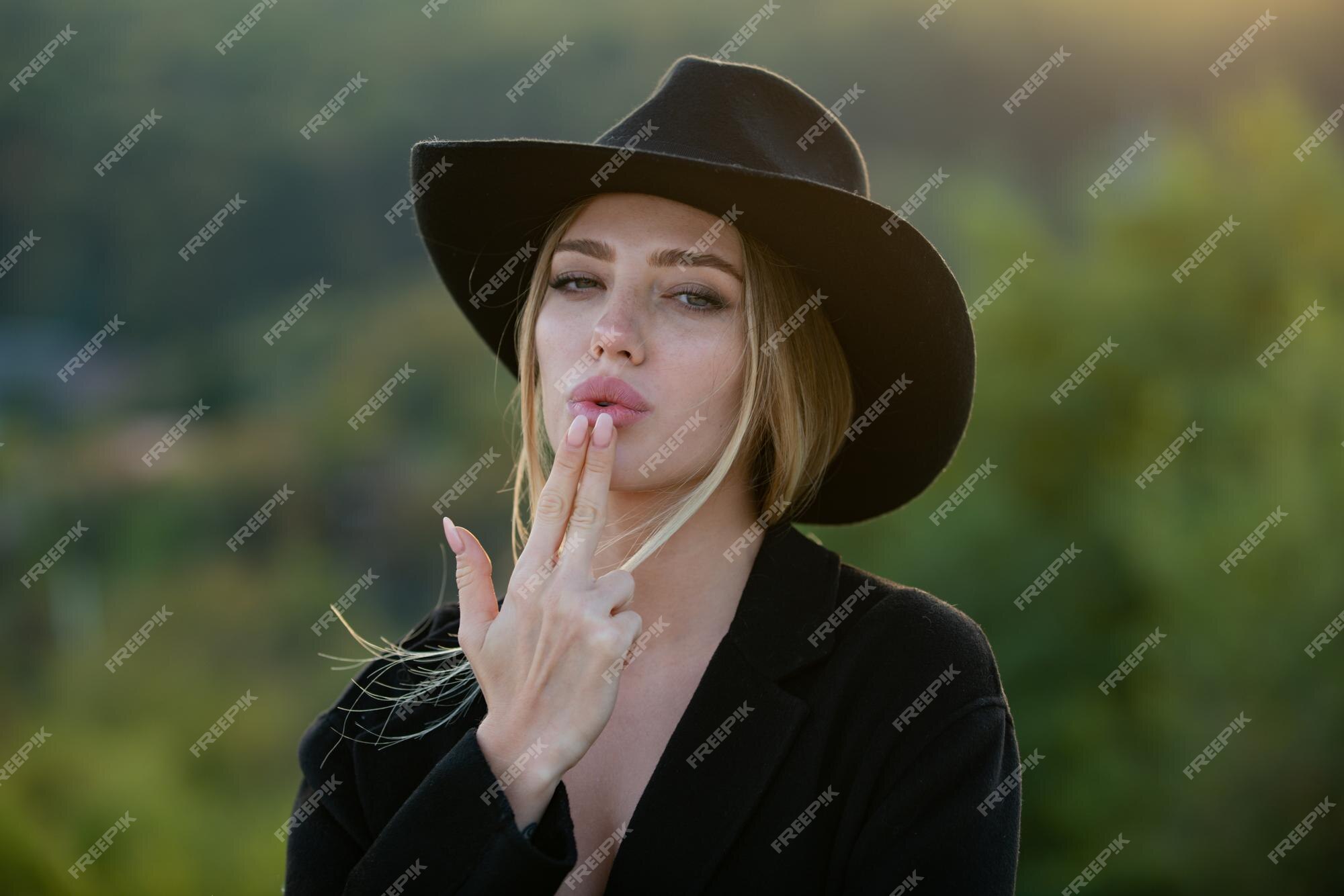 Credencial Indica dentro Hermosa mujer con sombrero simula disparar con los dedos moda y belleza  vaquera con sombrero de vaquero con pistola de dedos | Foto Premium