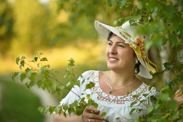 Hermosa mujer con sombrero