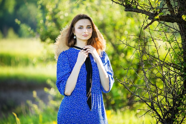 Hermosa mujer soñadora en el campo