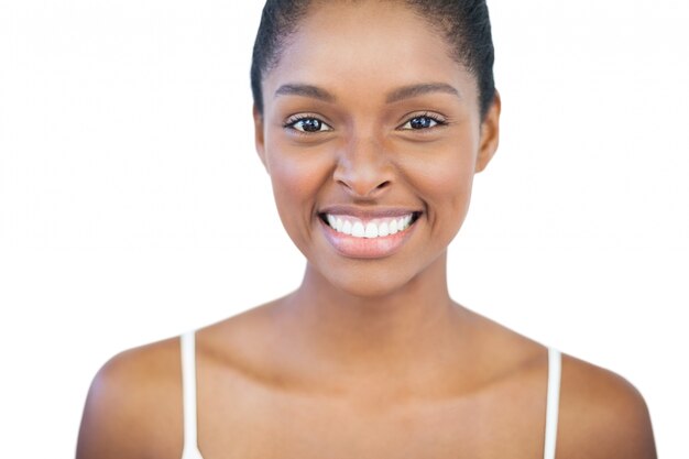 Hermosa mujer sonriendo a la cámara