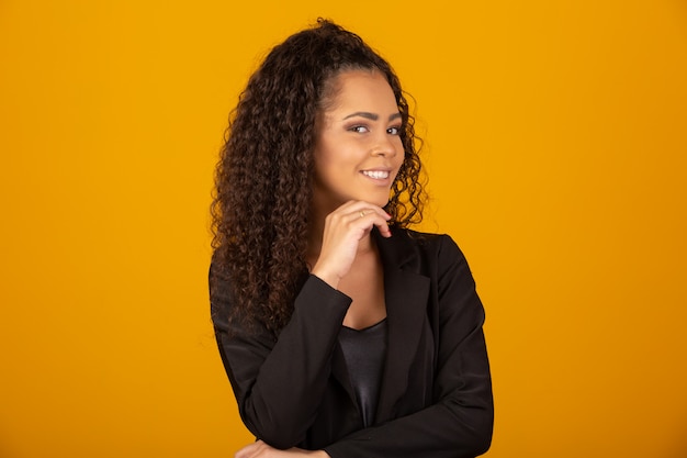 Hermosa mujer sonriendo con un peinado afro