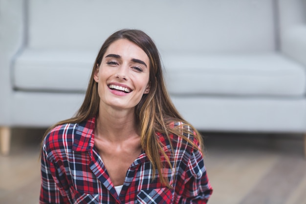 Foto hermosa mujer sonriendo en la sala de estar