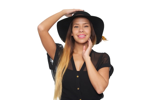 Hermosa mujer sonriendo con sombrero